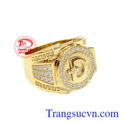 Sản phẩm mang tới người dùng sự sang trọng, lịch lãm và đầy nét quyến rũ. Nhẫn nam phong cách vàng 18k