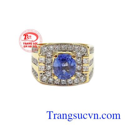 Nhẫn nam sapphir sang trọng là sự kết hợp hài hòa giữa sapphir thiên nhiên, vàng tây 14k và đá cz.