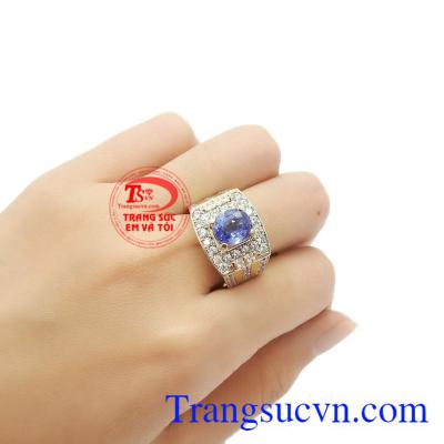 Sapphir thiên nhiên từ lâu đã được biết đến là loại đá quý hiến, biểu tượng cho sức mạnh, sự giàu sang, phú quý. Nhẫn nam sapphir sang trọng