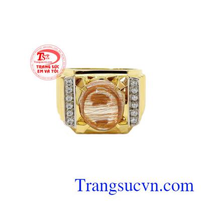 Với sự kết hợp thạch anh tóc thiên nhiên và vàng tây 14k sáng bóng, bền đẹp,Nhẫn nam thạch anh tóc 14k