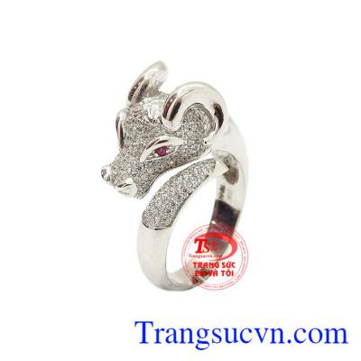 Nhẫn nam tuổi sửu vàng trắng được chế tác từ vàng 10k bền đẹp cùng đá cz tạo điểm nhấn.
