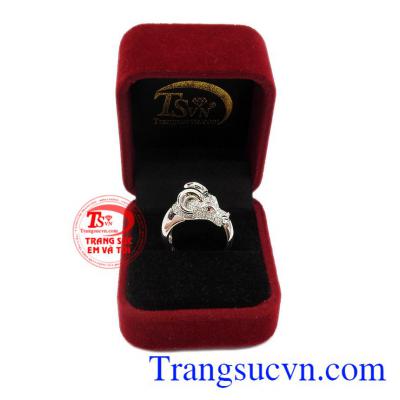 Sản phẩm được bảo hành uy tín, giao hàng toàn quốc. Nhẫn nam tuổi sửu vàng trắng.