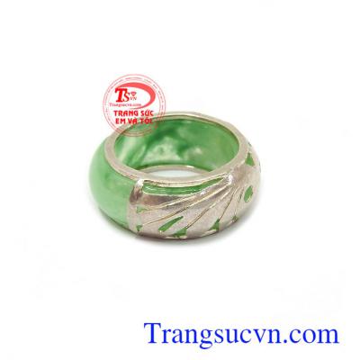 Nhẫn ngọc cẩm thạch hoa văn sang trọng, thời trang
