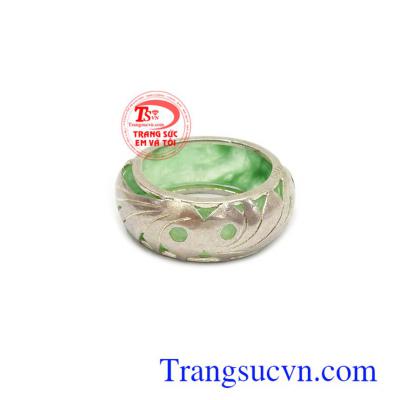 Nhẫn ngọc cẩm thạch hoa văn phù hợp phong cách thời trang sang trọng, đẳng cấp, tinh tế