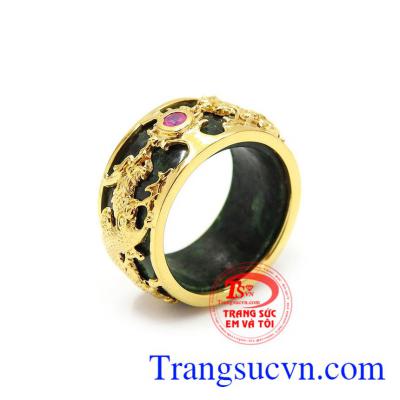 Nhẫn ngọc song long được chế tác từ ngọc cẩm thạch và vàng 18k, được đính 1 viên ruby thiên nhiên chất lượng cao