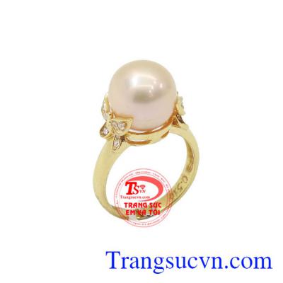 Nhẫn ngọc trai vàng đẹp quý phái và nữ tính. Nhẫn Nữ Ngọc Trai - Ngọc trai tự nhiên kết hợp với vàng tây rất sang trọng và quý phái cho nữ