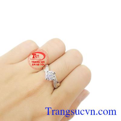 Nhẫn nữ 18k vàng trắng sang làm nhẫn đính hôn rất đẹp, sản phẩm bảo hành 12 tháng, giao hàng nhanh trên toàn quốc