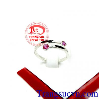 Nhẫn nữ bạc đính đá kêt hợp thêm lông đuôi voi tạo điểm nhấn cho sản phẩm