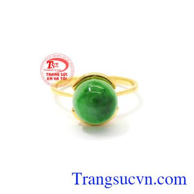 Nhẫn nữ cẩm thạch vàng 14k có thể kết hợp với nhiều kiểu trang phục.
