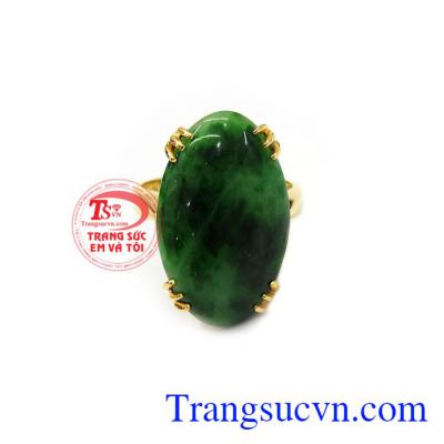 Nhẫn nữ ngọc cẩm thạch bọc vàng là món trang sức rất phù hợp làm quà tặng vợ, tặng mẹ, bà