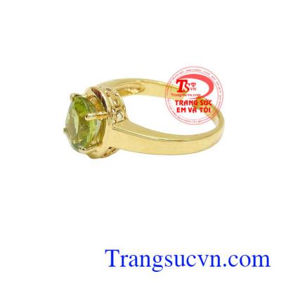 Nhẫn thiết kế đơn giản mà vẫn toát lên được vẻ sang trọng quý phái bởi chính chất lượng của vàng và viên đá tạo nên