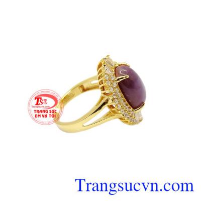 Đá sapphire trong phong thủy còn là biểu tượng của tình yêu, hôn nhân bền vững, sự giàu có và lòng chung thủy,Nhẫn nữ Sapphire vàng 10k đẹp