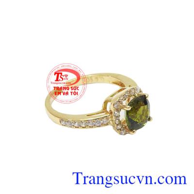 Nhẫn nữ Tourmaline lục là món quà ý nghĩa dành tặng bạn gái
