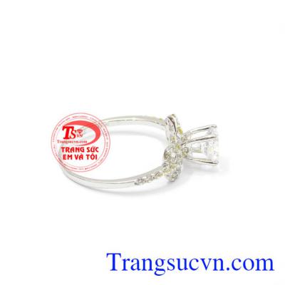 Trang sức nhẫn nữ vàng trắng sản xuất tại công ty trang sức em và tôi với kiểu dáng đẹp,mẫu mã đa dạng, đính kim cương nhân tạo với giá hợp lý