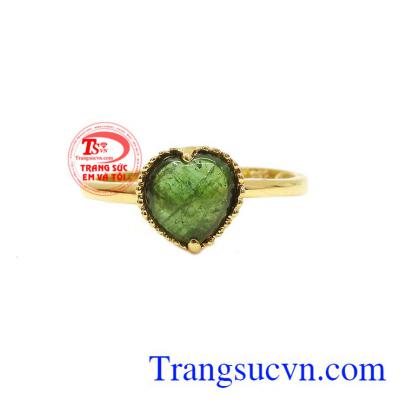 Nhẫn trái tim tourmalin thiên nhiên được thiết kế theo phong cách nữ tính quyến rũ. 