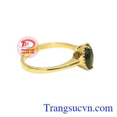 Sản phẩm là sự kết hợp từ đá tourmalin thiên nhiên cùng vàng tây 14k. Nhẫn trái tim tourmalin thiên nhiên
