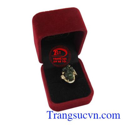 Nhẫn tỳ hưu 14k jadeite, nhẫn tỳ hưu đẹp, Tỳ Hưu còn có tác dụng trấn nhà để tránh tà khí, ta đặt Tỳ Hưu ở các hướng tốt trong nhà như: Sanh khí, Thiên y, Diên niên, Phục vị. Nhất là hướng “sanh khí”, thì Tỳ Hưu có thể làm cho vận mệnh các thành viên tron