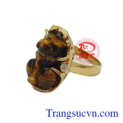 Nhẫn vàng tỳ hưu đá mắt hổ đeo hợp với người mệnh kim và mệnh thổ đem lại nhiều may mắn