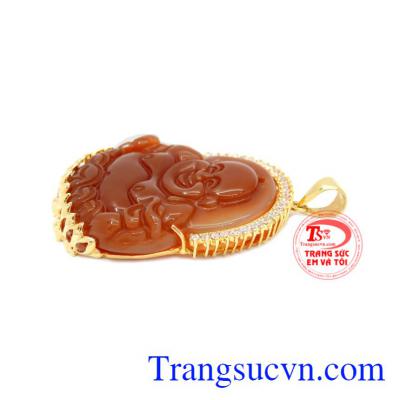 Đeo mặt dây Phật di lặc đỏ mã não bọc vàng đem lại bình an, may mắn.