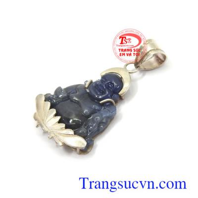 Phật sapphire bọc bạc đeo hợp thời trang và phong thủy, tôn lên sự sang trọng, tinh tế và đẳng cấp cho người đeo
