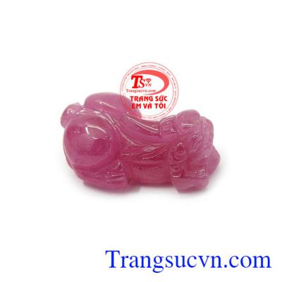 Ruby tượng trưng cho quyền lực và tình yêu vĩnh cửu, là sự đam mê cháy bỏng nồng nàn gắn kết tình yêu
