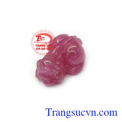 Tỳ hưu ruby tình yêu được chế tác từ đá ruby thiên nhiên chất lượng cao
