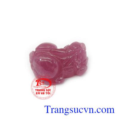 Tỳ hưu ruby tình yêu dành riêng cho người sinh vào tháng 7, phù hợp với người có tính cách mạnh mẽ, quyết đoán