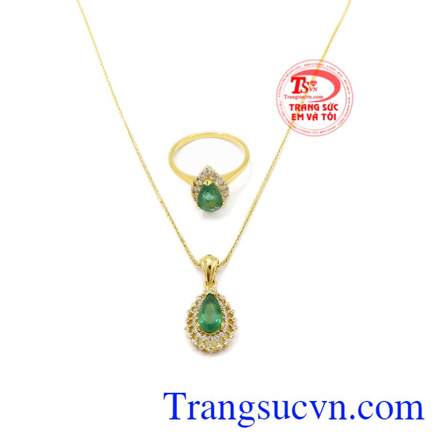 Bộ trang sức Emerald thiên nhiên bao gồm bộ mặt dây đá thiên nhiên Emerald và nhẫn vàng Emerald 14k.