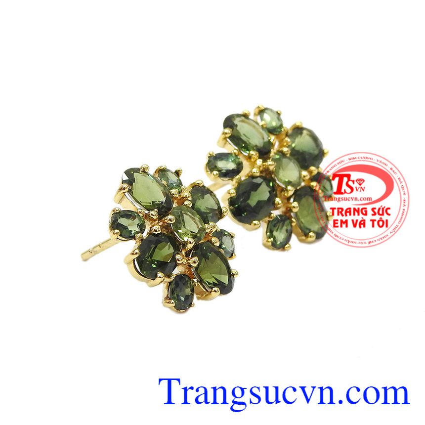 Hoa tai sapphir quý phái là sự thiết kế hài hòa từ vàng tây và sapphir thiên nhiên. Hoa tai sapphir quý phái