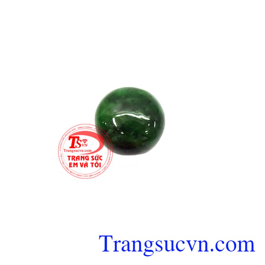 Mặt Dây Jadeite Thuận Lợi là loại đá mang màu xanh đầy sức sống, có khả năng đem lại tiền tài, may mắn và sức khỏe cho người đeo