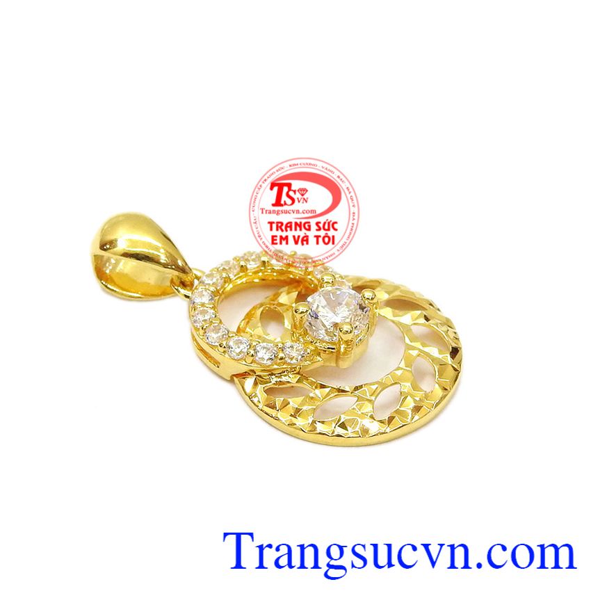 Mặt dây xinh đẹp 18k được chế tác tinh tế kết hợp vàng tây 18k cùng đá cz lấp lánh tạo điểm nhẫn cho sản phẩm. 