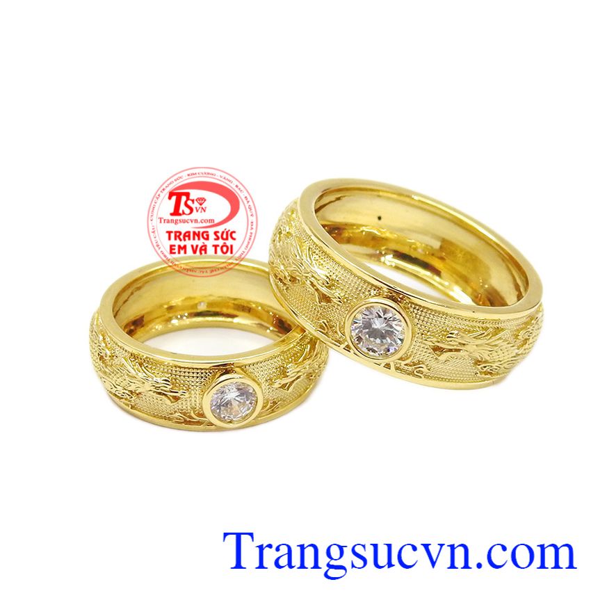 Nhẫn cưới song long chầu nguyệt được chế tác từ vàng tây 18k sáng bóng, bền đẹp. 