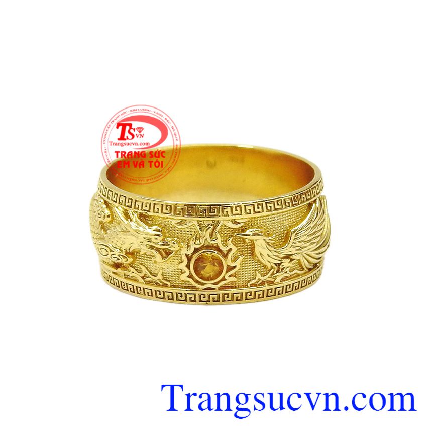 Nhẫn long phượng sapphir vàng được chế tác từ vàng tây 18k bền đẹp, sáng bóng. 