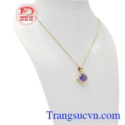 Bộ mặt dây nữ thạch anh tím có thể kết hợp với nhiều kiểu quần áo.