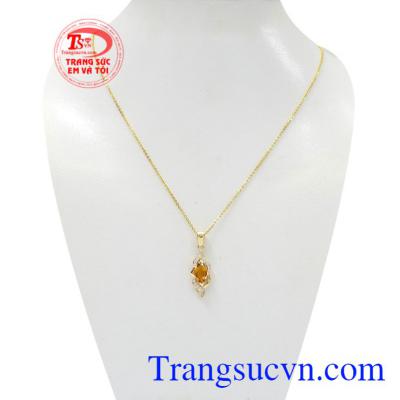 Bộ mặt dây thạch anh vàng hợp thời trang, được thiết kế tinh tế, đẹp mắt.