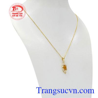 Bộ mặt dây thạch anh vàng mang lại vẻ nữ tính, tinh tế cho người đeo.