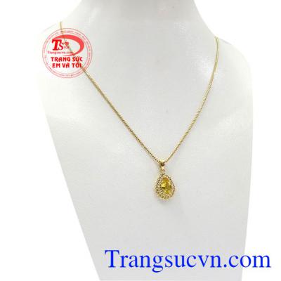 Với thiết kế sang trọng, thanh lịch và thời trang dễ dàng kết hợp với nhiều loại trang phục,Bộ trang súc Beryl vàng 14k