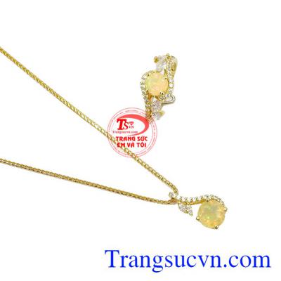 Trang sức đá Opal có khả năng trong việc đẩy lui năng lượng tiêu cực, do đó đeo trang sức Opal có tác dụng bảo vệ an lành và đẩy lui xui rủi,Bộ trang sức đá Opal