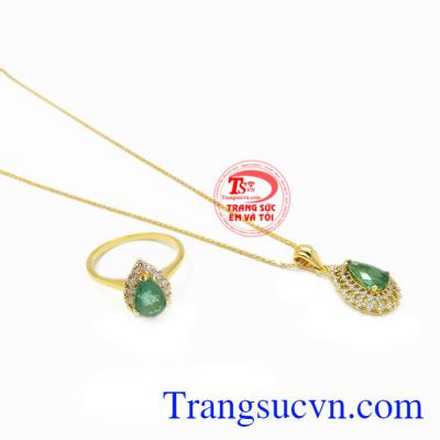 Bộ trang sức Emerald thiên nhiên có thể dùng làm quà tặng cho cô dâu khi về nhà chồng.