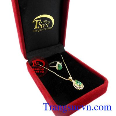 Bộ trang sức Emerald thiên nhiên.