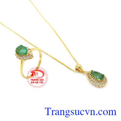 Bộ trang sức Emerald thiên nhiên tôn lên vẻ sang trọng, đẳng cấp cho người sở hữu.