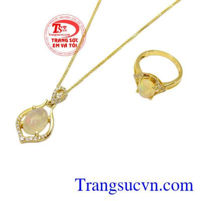 Đá Opal có vẻ đẹp trong suốt như pha lê cùng với sự kết hợp rất nhiều loại màu sắc trong một viên đá mang lại một vẻ đẹp kỳ bí cũng như nổi bật cho dòng đá này
