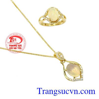 Khi đeo trang sức đá Opal nên có những suy nghĩ, cảm xúc tích cực, tránh để bản thân có những suy nghĩ, cảm xúc tiêu cực