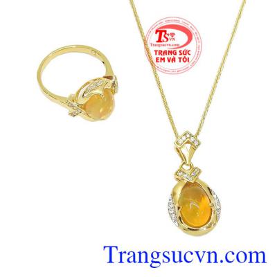Màu đá Opal ánh rực rỡ sẽ mang lại sự quyến rũ và sang trọng cho người sở hữu cũng như sự quyền uy nên màu sắc này được ưa chuộng trên thị trườn
