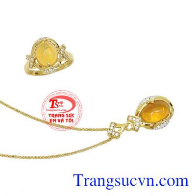 Người ta tin rằng viên ngọc lấp lánh sẽ mang lại sự may mắn như chính thứ ánh sáng nó đang phát ra