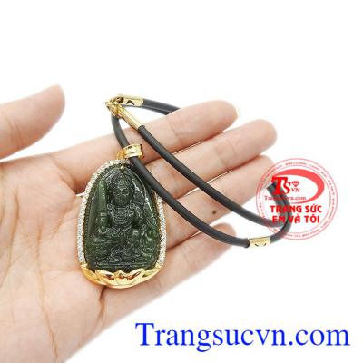 Mặt dây có thể kết hợp với dây chuyền vàng, dây da hoặc dây cao su bọc vàng.