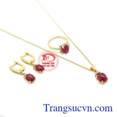 Bộ trang sức Ruby dịu dàng làm tôn lên vẻ dịu dàng, nữ tính cho người đeo.
