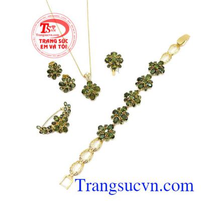 Bộ trang sức tôn vinh nét đẹp của phụ nữ, mang đến sự sang trọng và tinh tế. Bộ trang sức sapphir quý phái