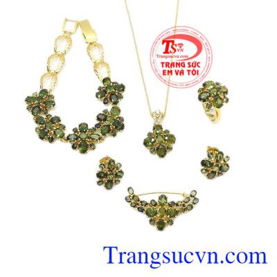Bộ trang sức sapphir quý phái là sự kết hợp tuyệt vời từ sapphir thiên nhiên và vàng tây sáng bóng.