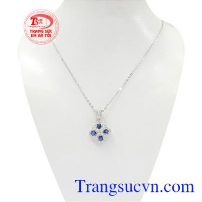 Bộ trang sức Sapphire vàng trắng là bộ sản phẩm được thiết kế sang trọng, thời thượng.